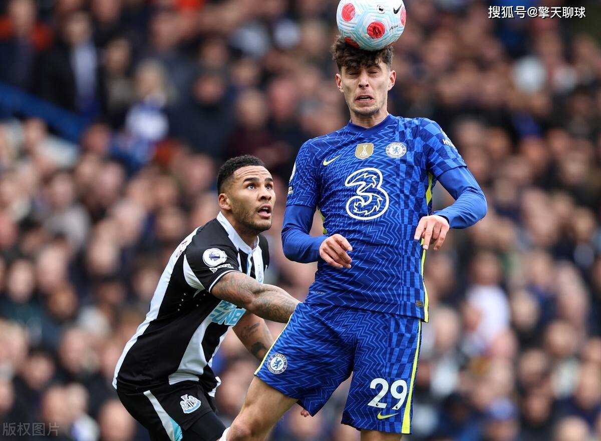  莱万复出首秀出彩，上海申花主场险胜曼联，豪取12连胜