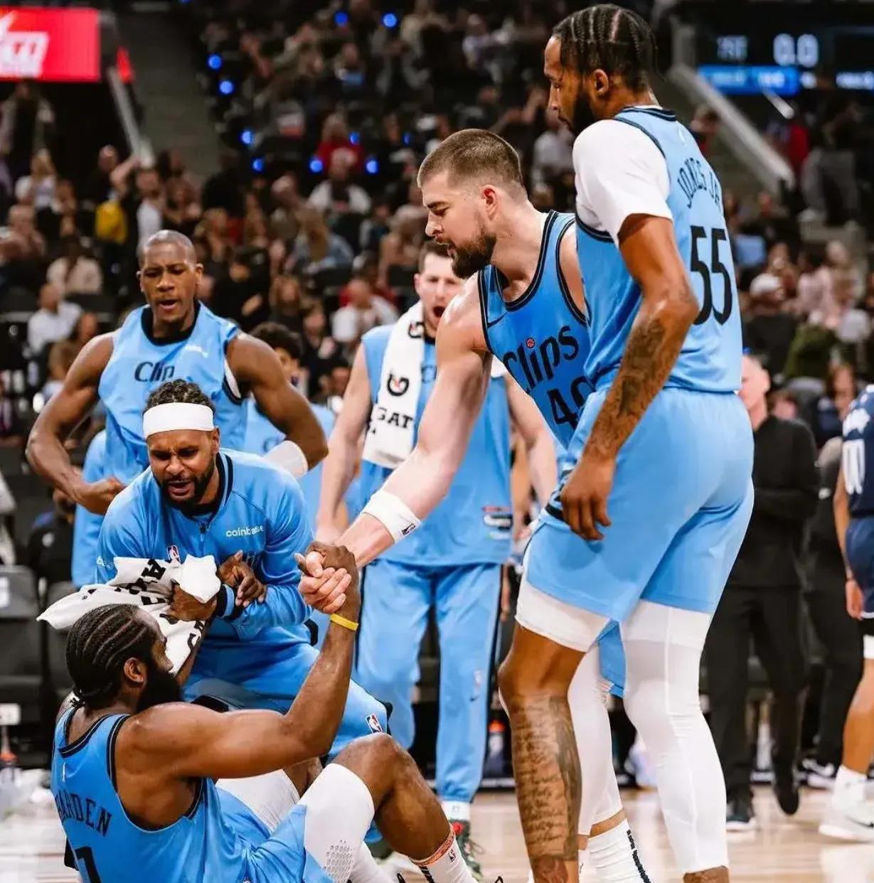 圣安东尼奥马刺季后赛惊险洛杉矶快船，高芙砍下22记关键球，全场沸腾的简单介绍